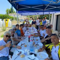 Pause-repas lors de la bourse aux vélos (juin 2025)
